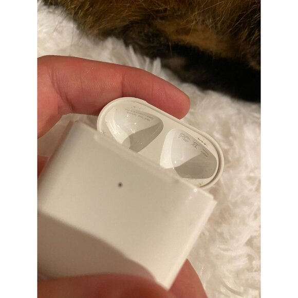 Genuine Apple Wireless Charging Case For AirPods FIRST / SECOND Generation A1938 - Picture 8 of 8